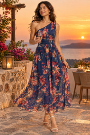 Robe longue fleurie bleue à une épaule, coupe trapèze | Deuxième photo lifestyle | Lounelle Paris