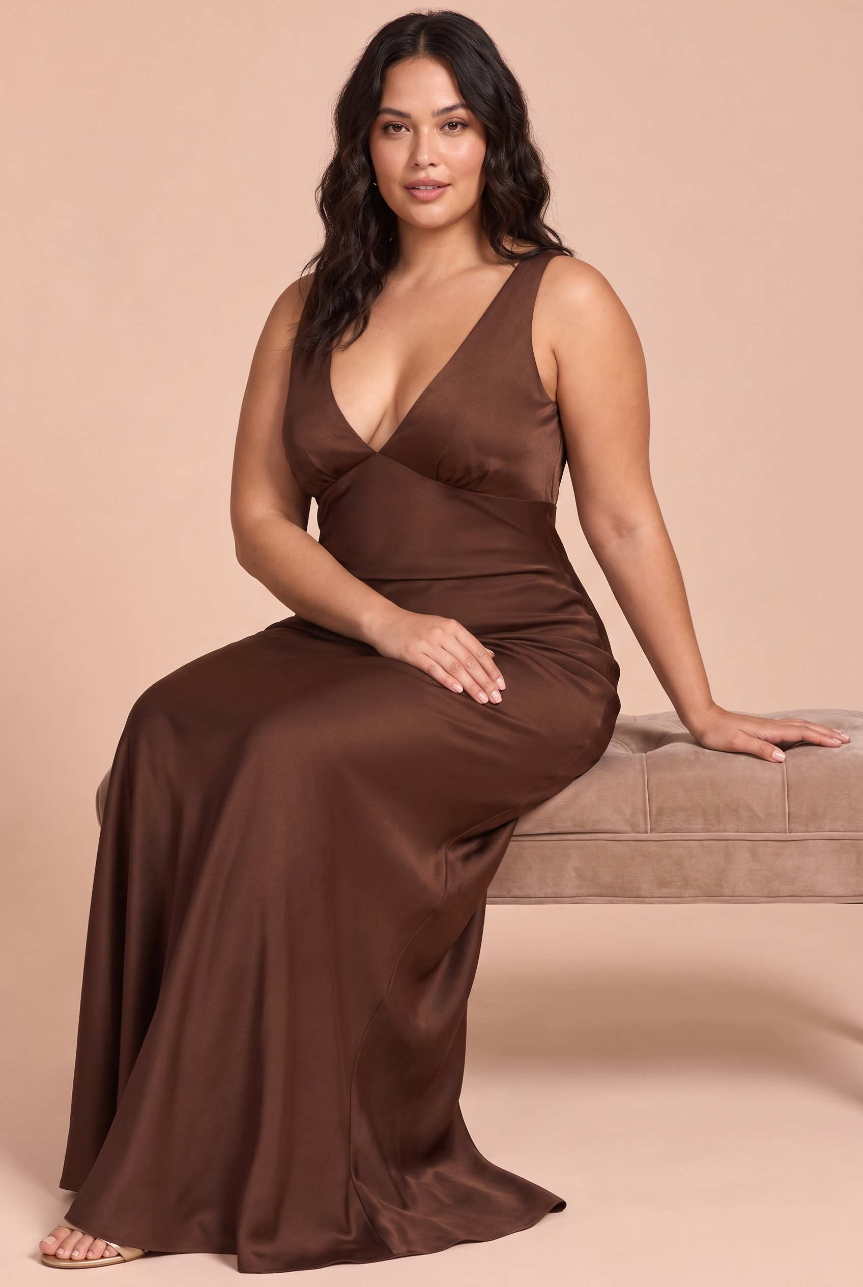 Robe longue marron dos nu à décolleté en V | Porté sur une silhouette plus ronde | Lounelle Paris