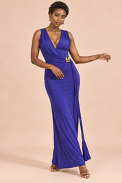 Robe longue violet foncé à décolleté plongeant, détails froncés et détail doré | Vue en mouvement | Lounelle Paris