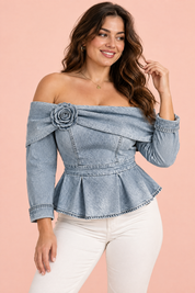 Blouse gris clair à épaules dénudées et basque | Porté sur une autre silhouette | Lounelle Paris