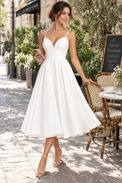 Robe midi blanche à fines bretelles et jupe ample | Photo lifestyle | Lounelle Paris