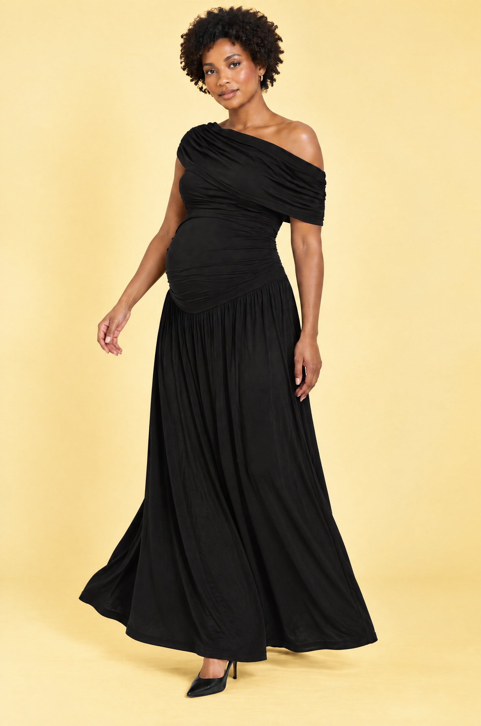 Robe longue de grossesse noire à encolure asymétrique et taille basse | Vue en mouvement | Lounelle Paris