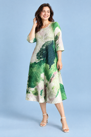 Robe midi plissée verte à imprimé abstrait | Porté sur une autre silhouette | Lounelle Paris