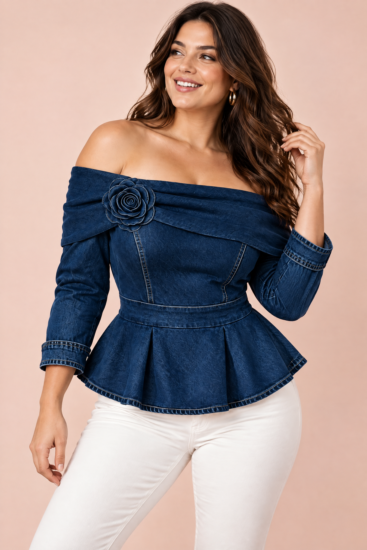 Blouse bleu foncé à épaules dénudées et basque | Porté sur une autre silhouette | Lounelle Paris