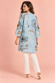 Manteau midi bleu clair à motifs floraux et perles | Vue de dos | Lounelle Paris