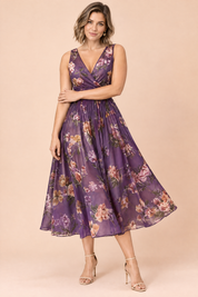 Robe midi violette à imprimé de bouquets floraux, col carré et coupe trapèze | Porté sur une autre silhouette | Lounelle Paris