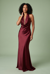 Abito lungo a sirena bordeaux con scollo drappeggiato e schiena scoperta