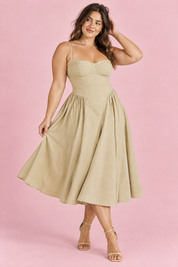 Robe bustier midi beige | Porté sur une silhouette plus ronde | Lounelle Paris