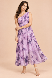 Robe longue fleurie violet clair à une épaule, coupe trapèze | Porté sur une autre silhouette | Lounelle Paris