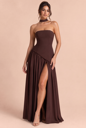 Robe longue marron foncé à encolure asymétrique | Vue rapprochée | Lounelle Paris