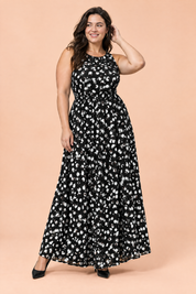 Robe longue noire à pois avec col montant et détails drapés | Porté sur une silhouette plus ronde | Lounelle Paris