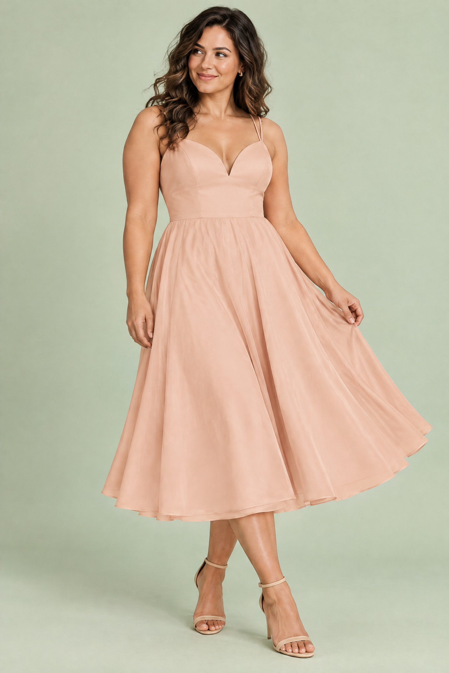 Robe midi beige à fines bretelles et jupe ample | Porté sur une silhouette plus ronde | Lounelle Paris