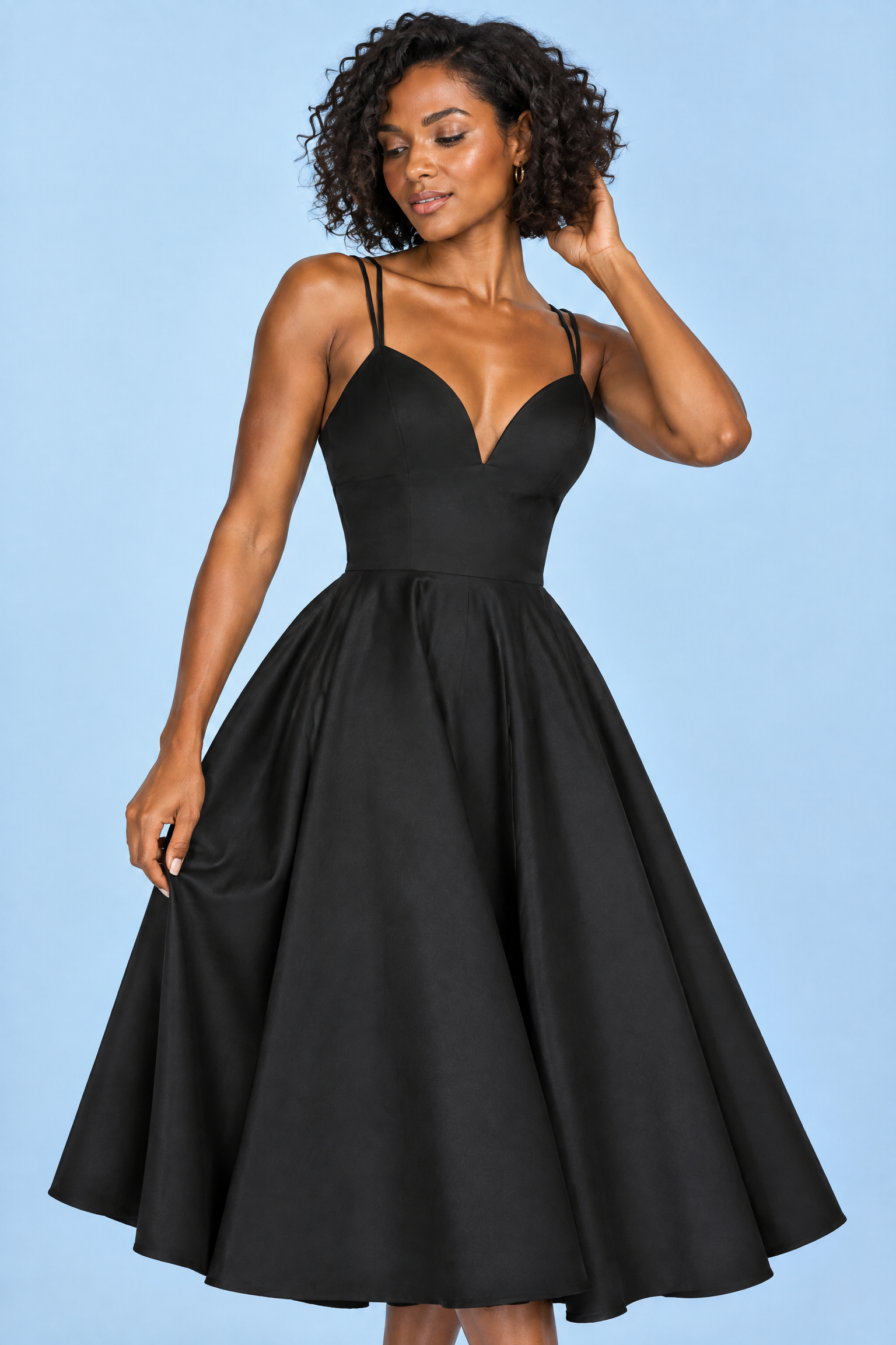Robe midi noire à fines bretelles et jupe ample | Vue rapprochée | Lounelle Paris
