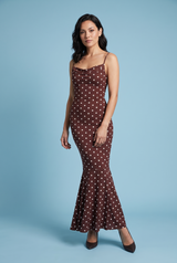 Abito lungo a sirena marrone a pois con scollo drappeggiato