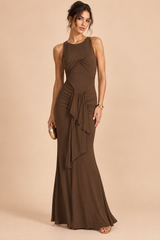 Abito lungo marrone con drappeggio e cut-out