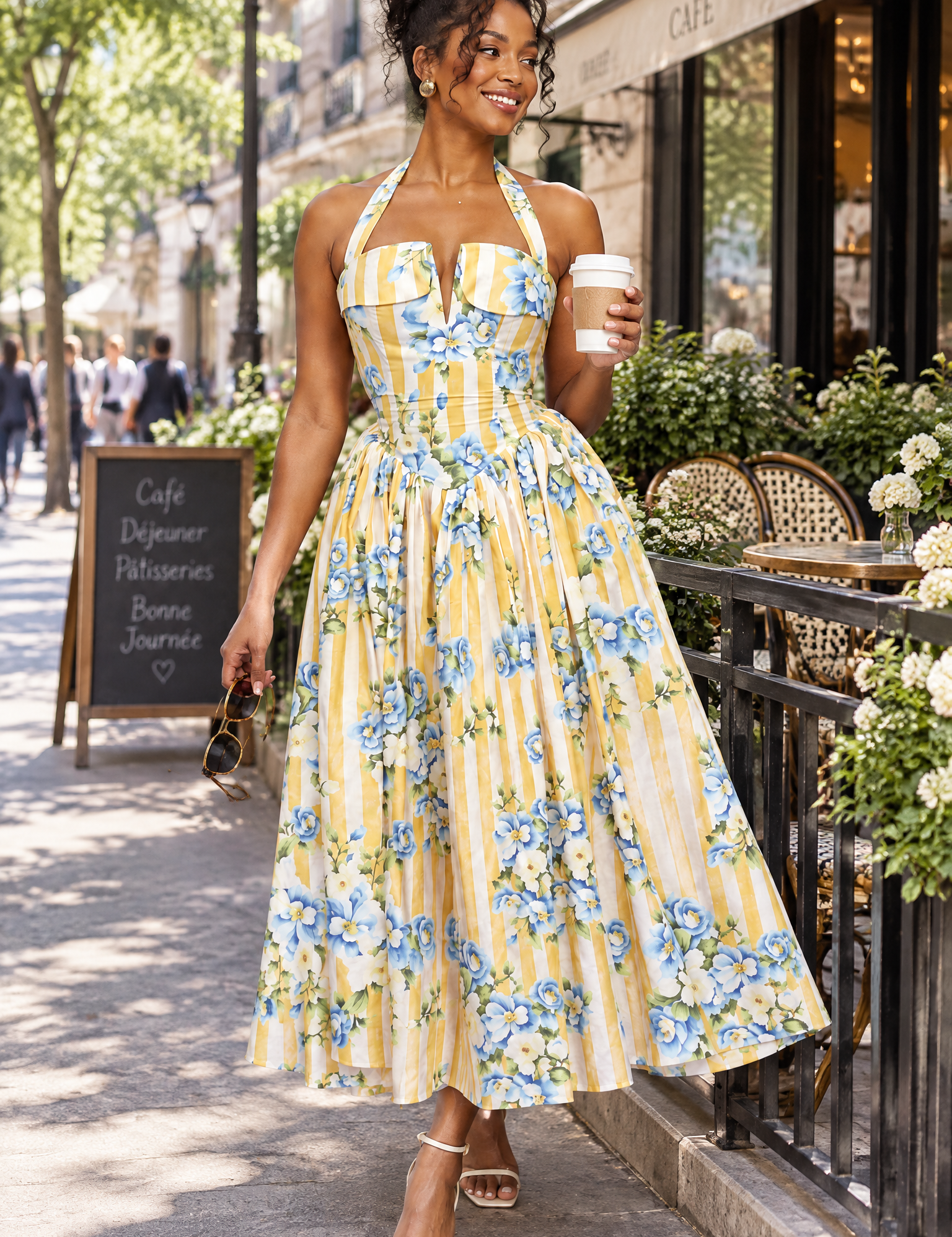 Robe longue jaune dos nu à rayures et motifs floraux | Photo lifestyle | Lounelle Paris