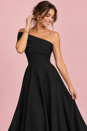 Robe asymétrique noire à épaules dénudées | Vue rapprochée | Lounelle Paris