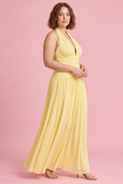Robe longue jaune à décolleté plongeant et détails froncés | Porté sur une silhouette plus ronde | Lounelle Paris