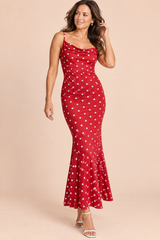 Abito lungo rosso a pois, taglio a sirena e scollo drappeggiato