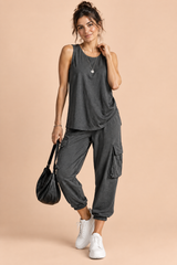 Completo due pezzi grigio scuro con gilet smanicato e pantaloni cropped