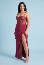 Robe longue rouge corsetée à fente | Porté sur une silhouette plus ronde | Lounelle Paris