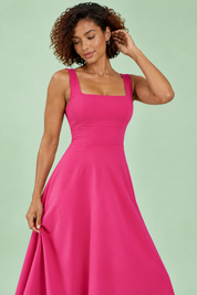 Robe midi rose vif à fines bretelles et jupe évasée | Vue rapprochée | Lounelle Paris
