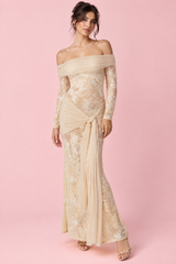Abito lungo in pizzo beige con scollo Bardot, dettagli arricciati e fusciacca