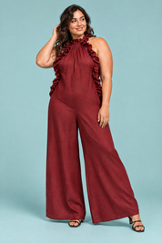 Robe longue rouge brique à volants et encolure américaine | Porté sur une silhouette plus ronde | Lounelle Paris