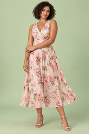Robe midi rose à imprimé de bouquets floraux, col carré et coupe trapèze | Porté sur une autre silhouette | Lounelle Paris