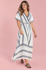 Robe portefeuille blanche à col V | Porté sur une autre silhouette | Lounelle Paris