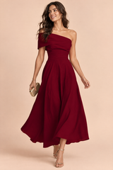 Abito bordeaux asimmetrico con spalle scoperte