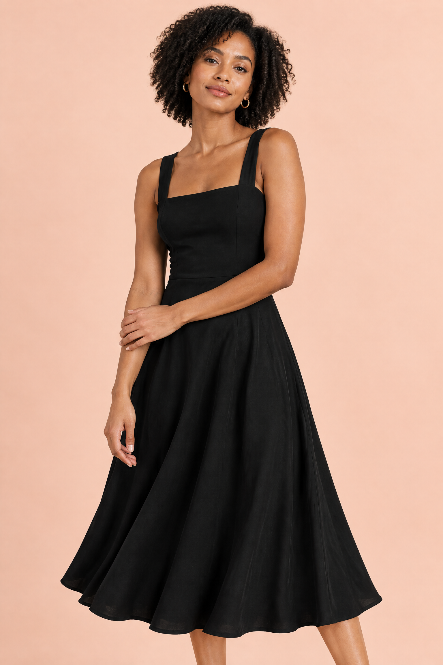 Robe midi noire à fines bretelles et jupe évasée | Vue rapprochée | Lounelle Paris