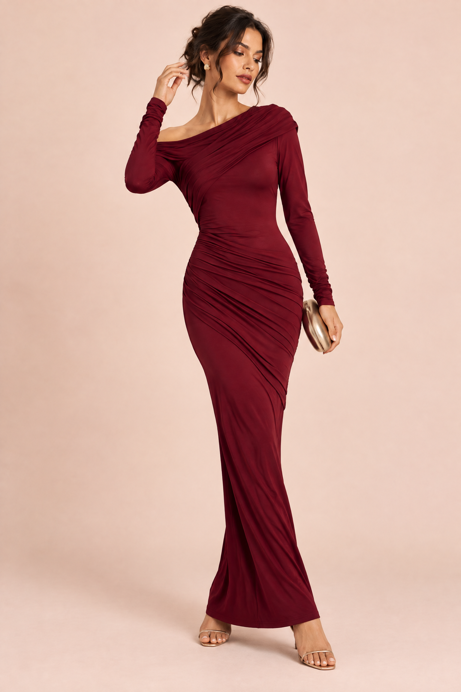 Robe longue bordeaux à encolure asymétrique et détails froncés | Vue en mouvement | Lounelle Paris
