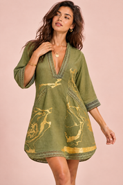Robe courte fluide vert olive à col V | Vue rapprochée | Lounelle Paris