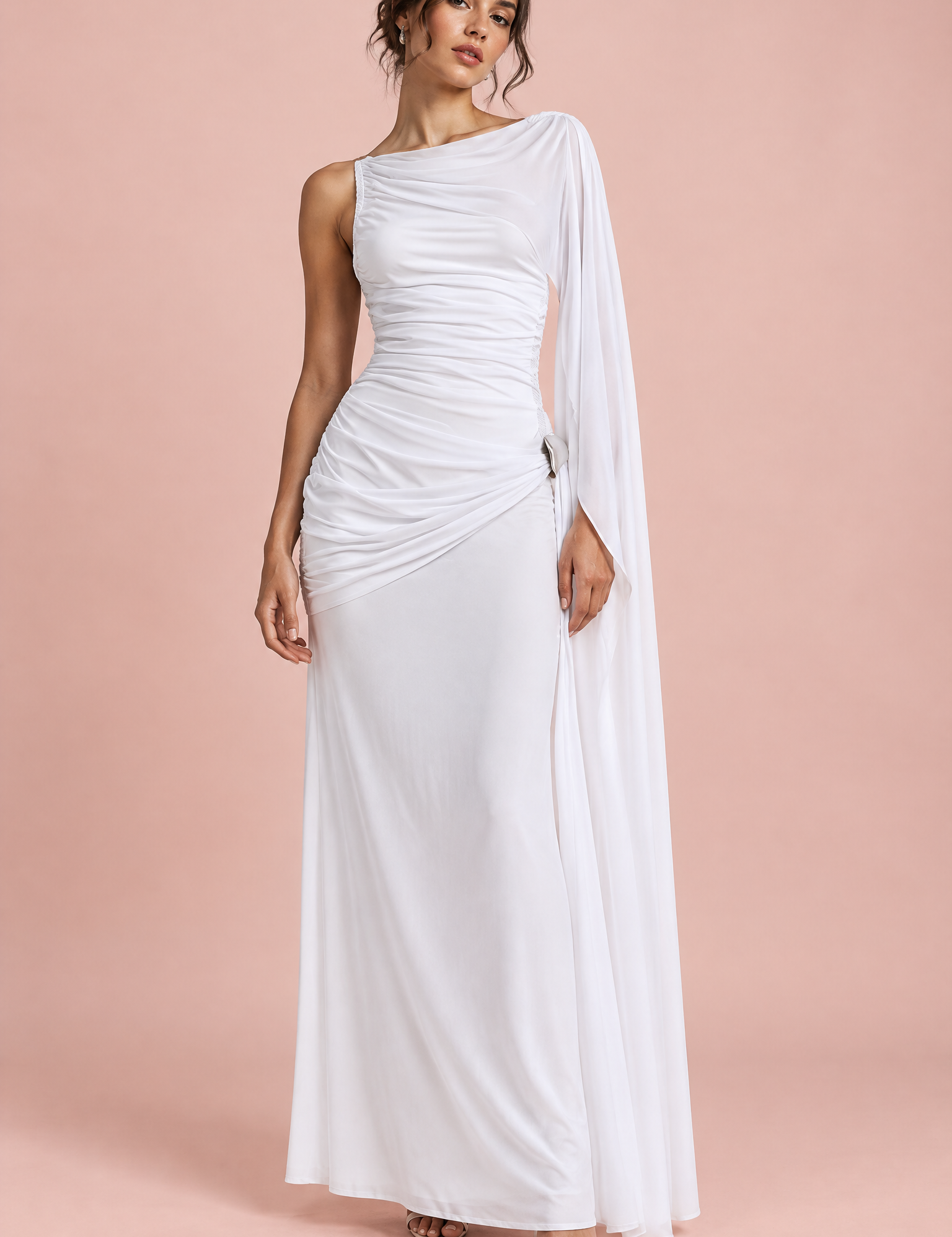 Robe longue blanche à col montant, détails drapés et manches cape | Vue de face | Lounelle Paris