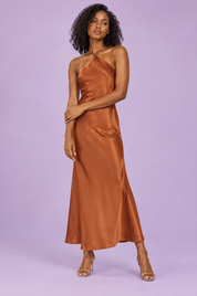 Robe longue marron torsadée à encolure américaine, effet cape | Vue de face | Lounelle Paris