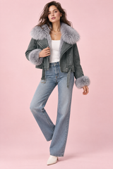 Giacca biker corta aderente in denim con collo in pelliccia