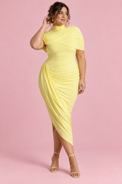 Robe midi asymétrique jaune à cape torsadée | Porté sur une silhouette plus ronde | Lounelle Paris