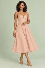 Abito midi beige con spalline e fondo ampio