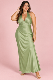 Robe longue vert sauge à fronces et col V | Porté sur une silhouette plus ronde | Lounelle Paris