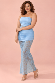 Robe longue bleue froncée dos nu | Porté sur une silhouette plus ronde | Lounelle Paris