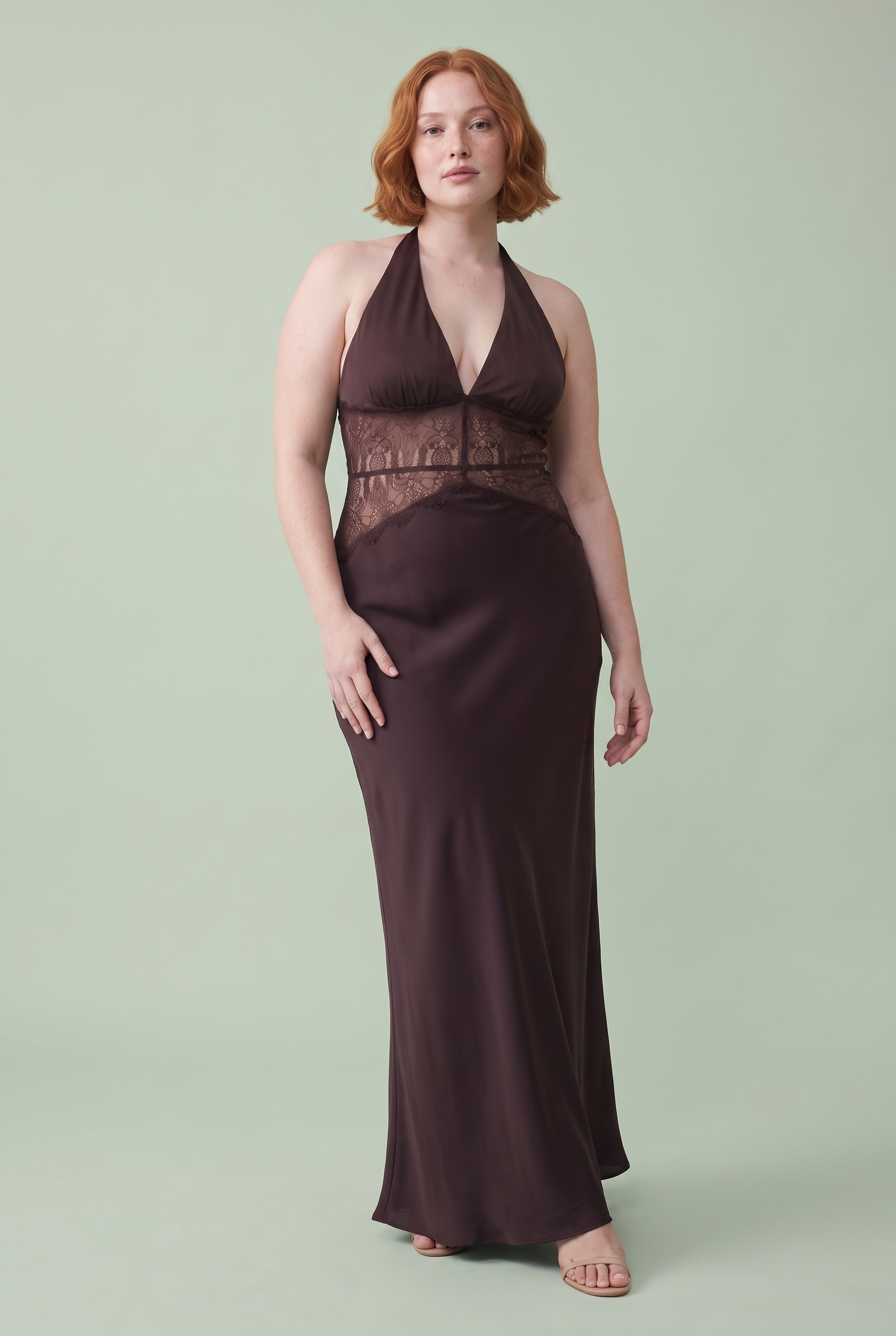 Robe longue marron foncé à encolure américaine et empiècement en dentelle | Porté sur une autre silhouette | Lounelle Paris
