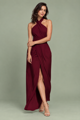 Abito lungo bordeaux con scollo all’americana e spacco