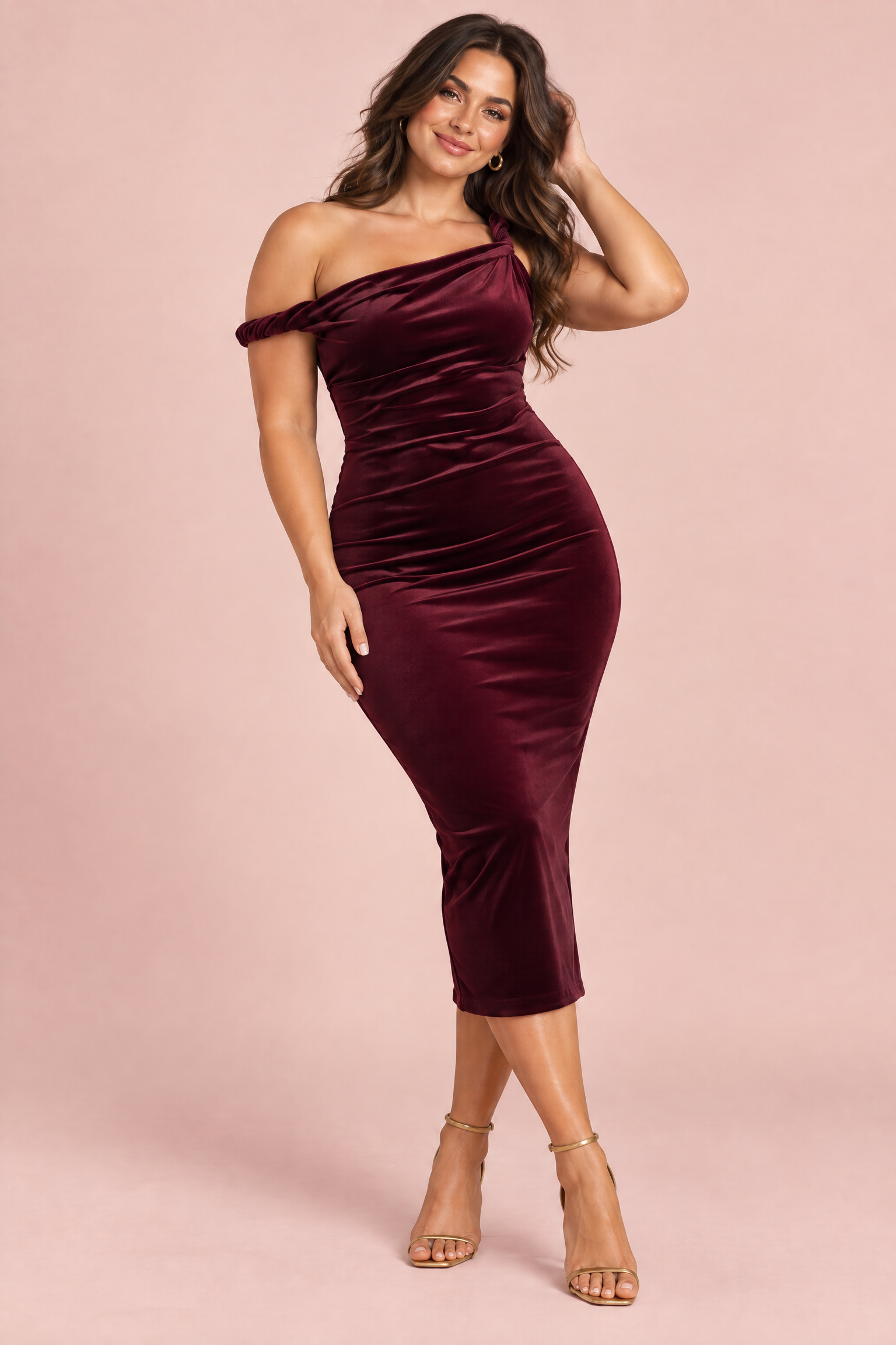Robe longue en velours bordeaux à épaule torsadée et coupe asymétrique | Porté sur une autre silhouette | Lounelle Paris