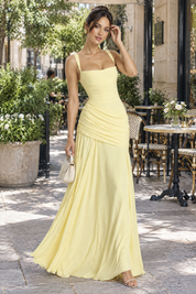 Robe longue jaune clair froncée à encolure carrée et coupe évasée | Photo lifestyle | Lounelle Paris