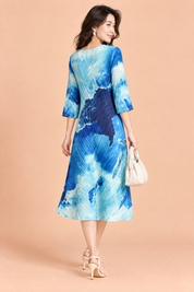 Robe midi plissée bleue à imprimé abstrait | Vue de dos | Lounelle Paris