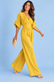 Combinaison pantalon jaune à col V et jambes larges | Vue en mouvement | Lounelle Paris