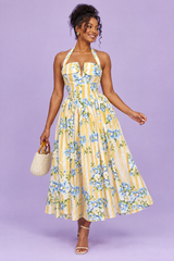 Abito giallo a righe e fiori con scollo all'americana