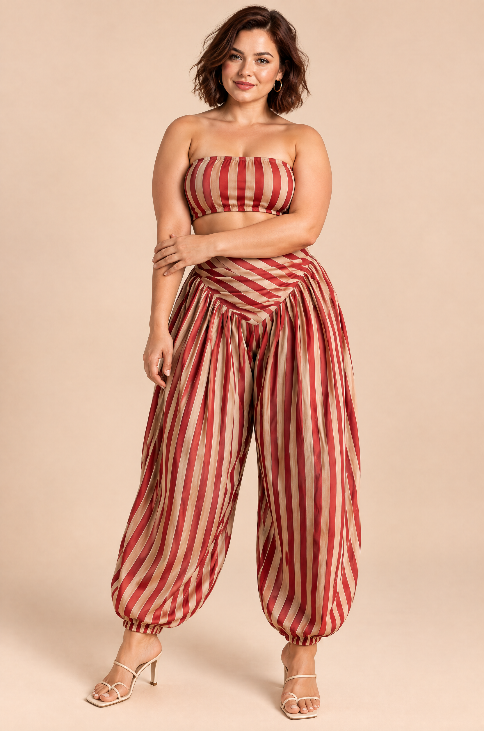 Ensemble plissé rayé rouge foncé | Porté sur une silhouette plus ronde | Lounelle Paris
