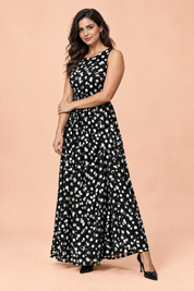 Robe longue noire à pois avec col montant et détails drapés | Porté sur une autre silhouette | Lounelle Paris